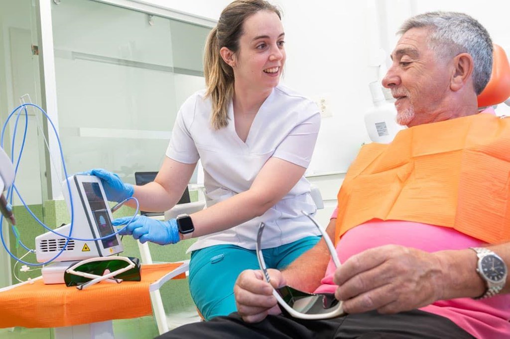 5 razones para revisar tus encías con el láser odontológico al volver de vacaciones
