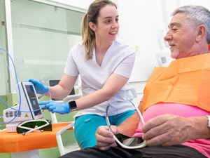 5 razones para revisar tus encías con el láser odontológico al volver de vacaciones