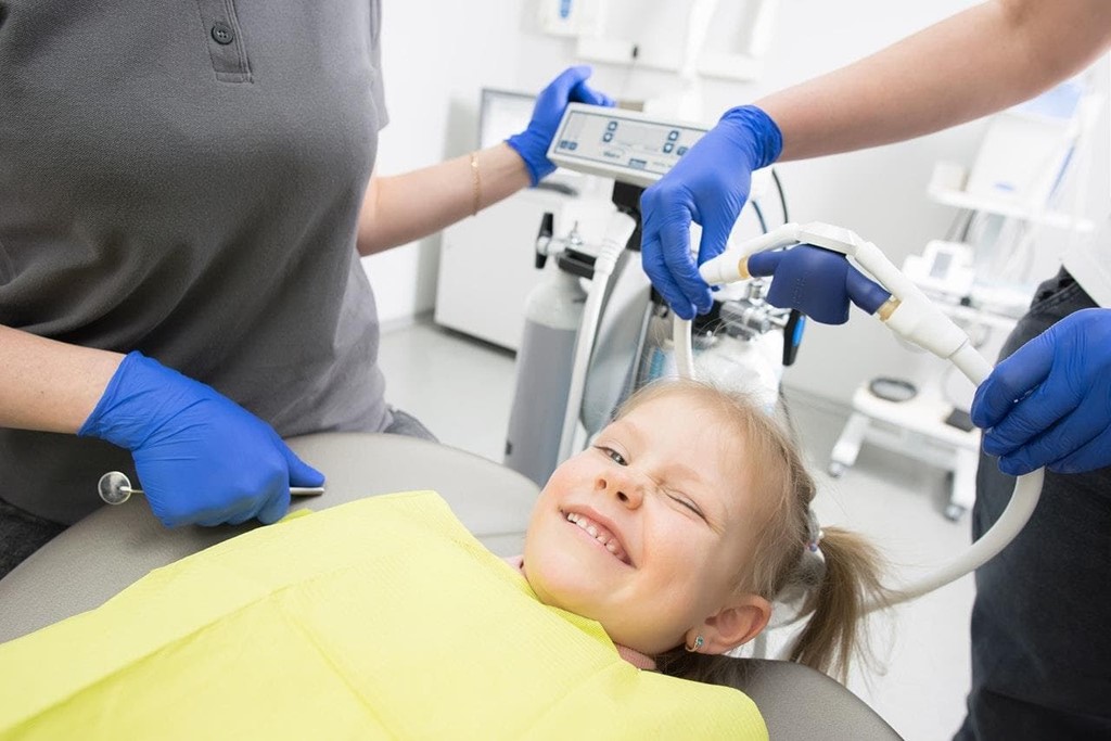 ¿Cuándo debe acudir un niño o niña por primera vez al dentista?