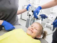 ¿Cuándo debe acudir un niño o niña por primera vez al dentista?
