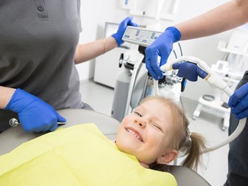 ¿Cuándo debe acudir un niño o niña por primera vez al dentista?