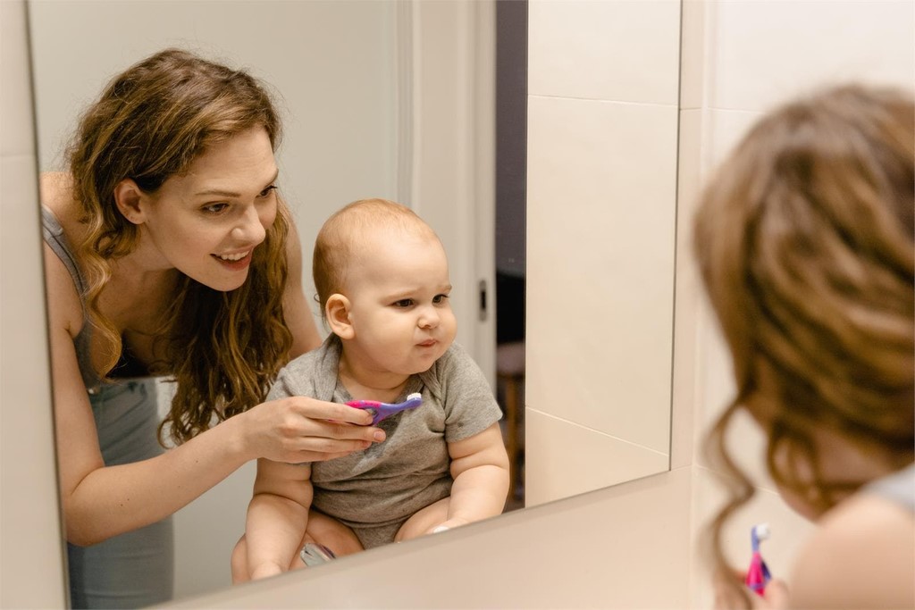 ¿Cuándo deben comenzar a lavarse los dientes los niños?