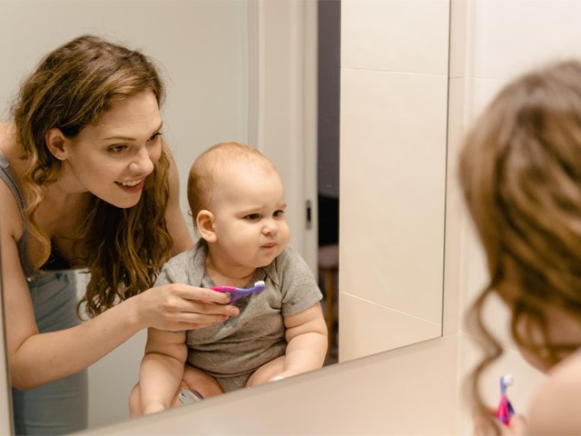 ¿Cuándo deben comenzar a lavarse los dientes los niños?
