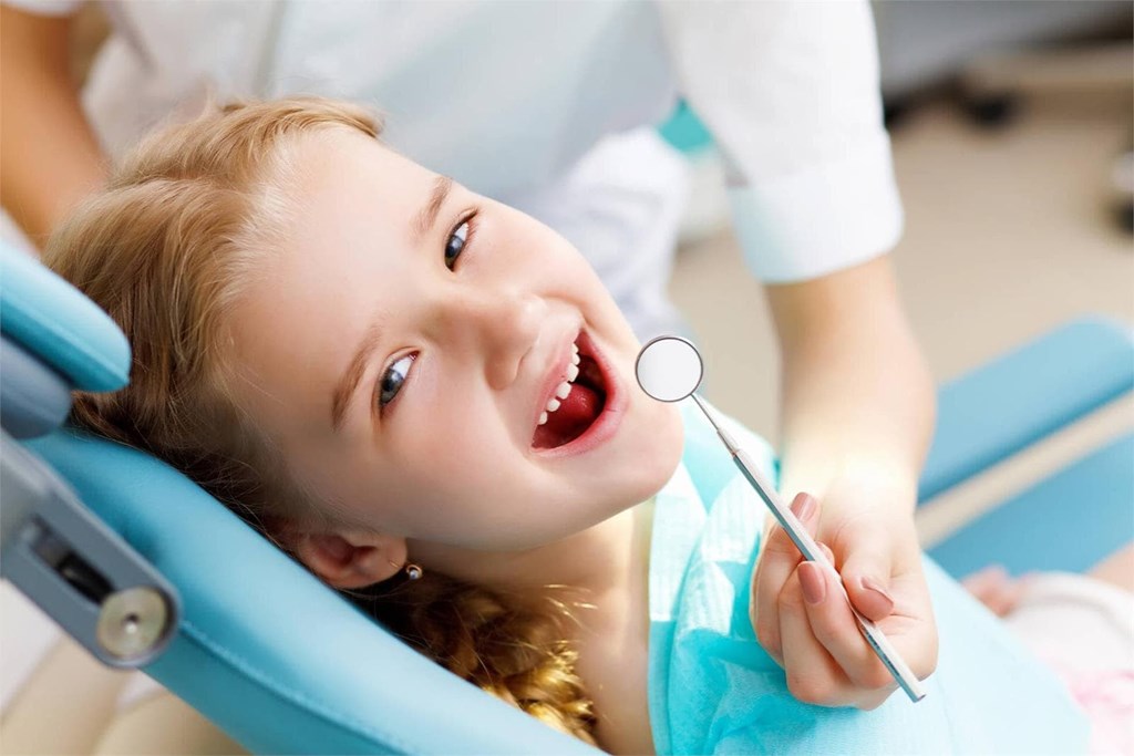 ¿Cuándo se debe acudir al dentista por primera vez?