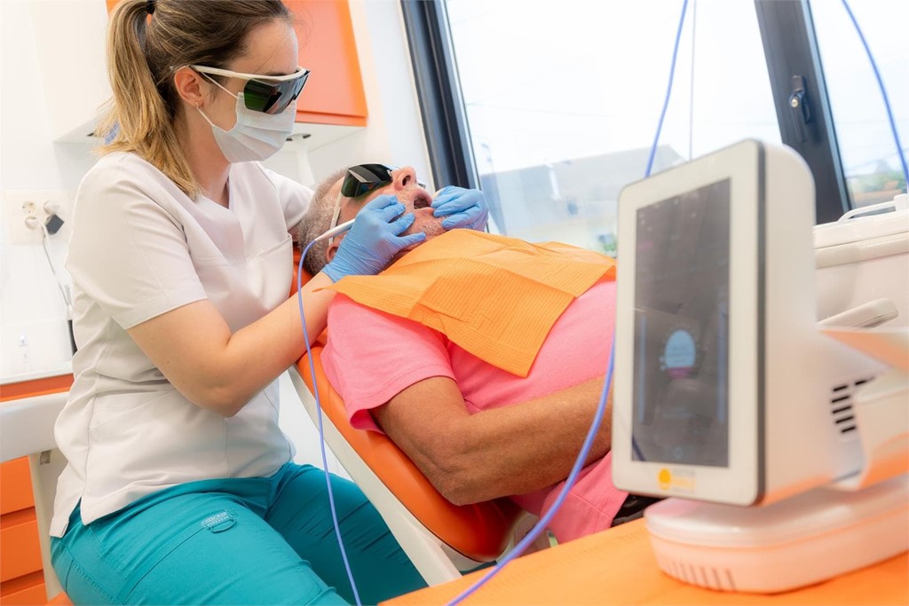 El láser odontológico en implantología: precisión, comodidad y recuperación rápida