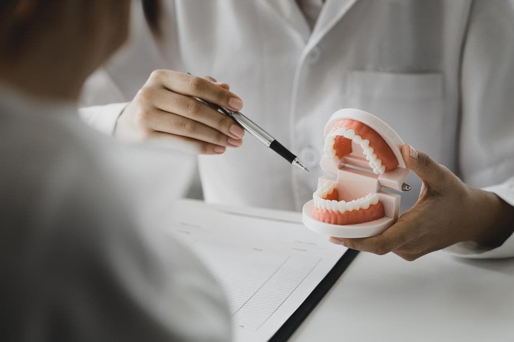 Prótesis dentales fijas vs removibles: ¿cuál es la mejor opción para ti?